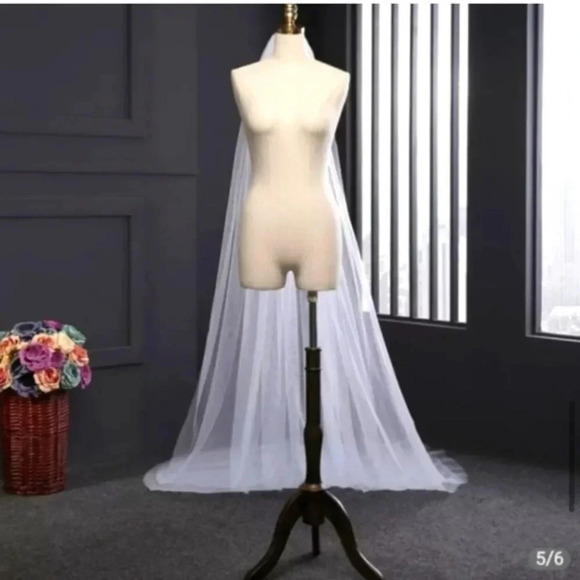 Elegant White Bridal Veil - Picture 10 of 15